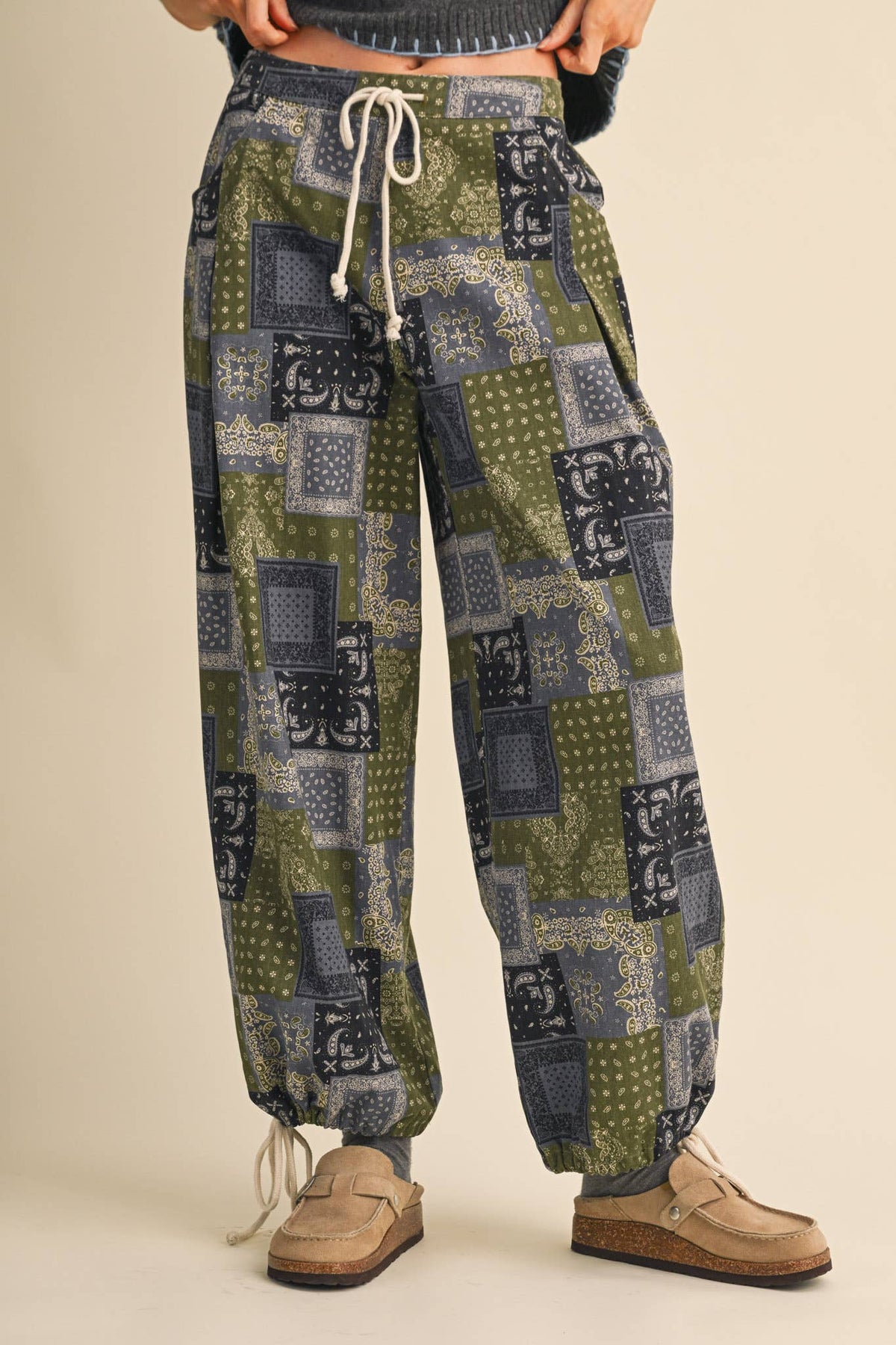 PATCHWORK BANDANA PRINT PLEATED PARACHUTE PANTS MP5392: OLIVE MULTI PAISLEY / M