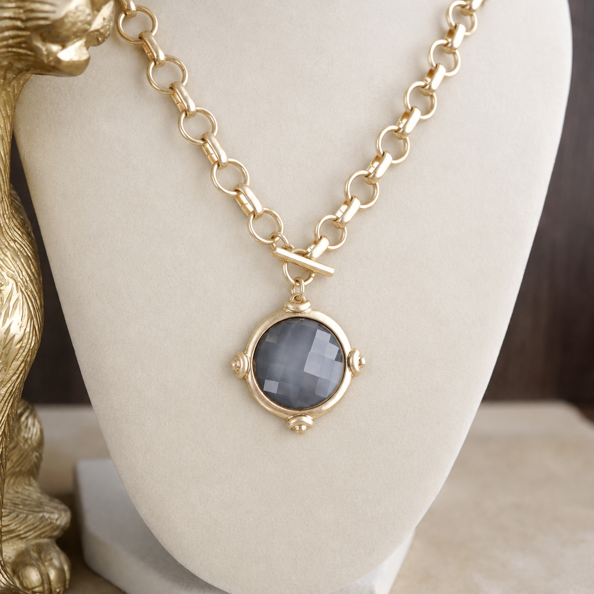 Gold Toggle Pendant Chain Necklace – Color Stone Glow: Soft Ivory