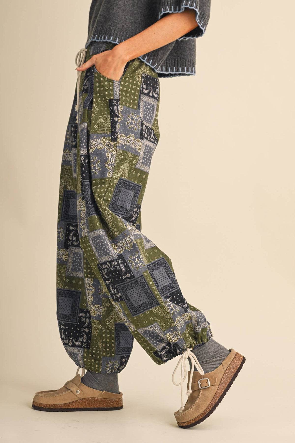 PATCHWORK BANDANA PRINT PLEATED PARACHUTE PANTS MP5392: OLIVE MULTI PAISLEY / S