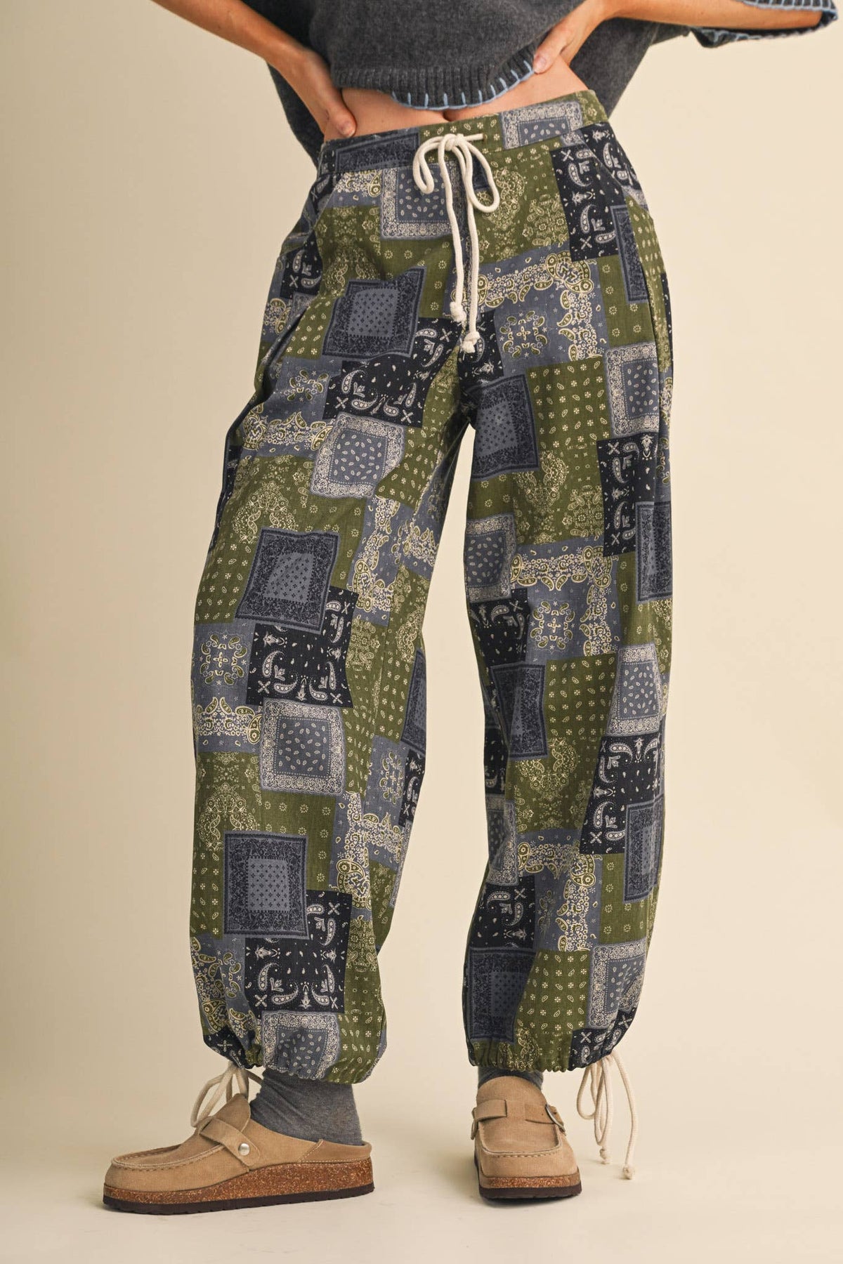 PATCHWORK BANDANA PRINT PLEATED PARACHUTE PANTS MP5392: OLIVE MULTI PAISLEY / L
