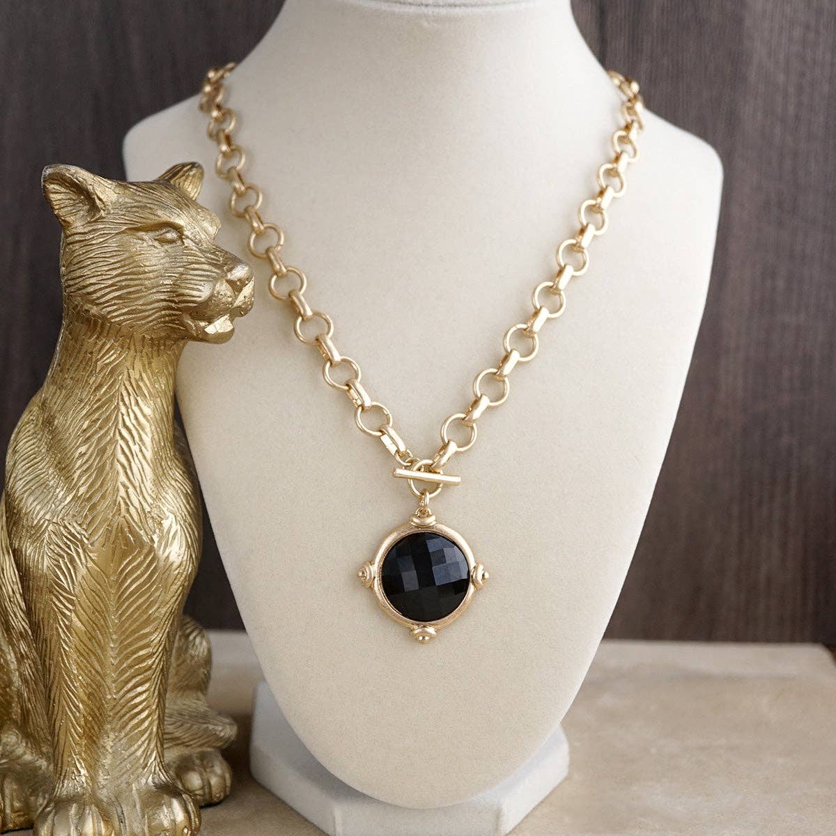 Gold Toggle Pendant Chain Necklace – Color Stone Glow: Soft Ivory