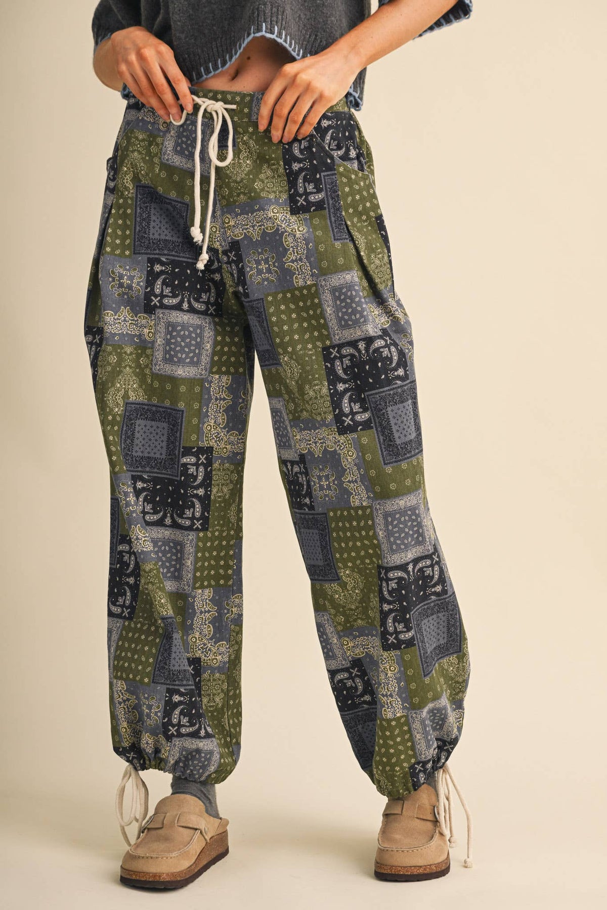 PATCHWORK BANDANA PRINT PLEATED PARACHUTE PANTS MP5392: OLIVE MULTI PAISLEY / M