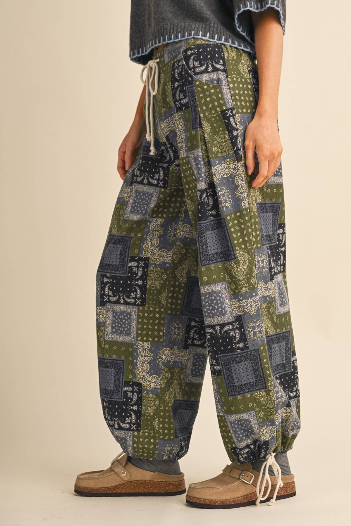 PATCHWORK BANDANA PRINT PLEATED PARACHUTE PANTS MP5392: OLIVE MULTI PAISLEY / S