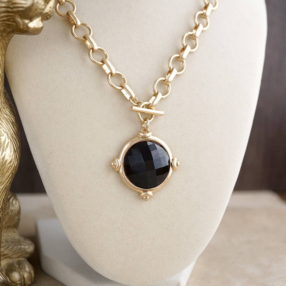 Gold Toggle Pendant Chain Necklace – Color Stone Glow: Soft Ivory