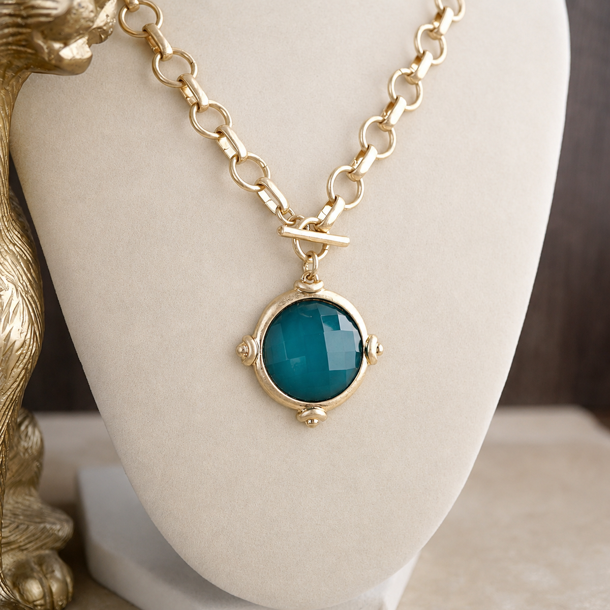 Gold Toggle Pendant Chain Necklace – Color Stone Glow: Soft Ivory