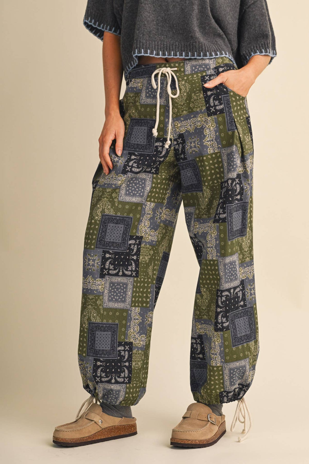 PATCHWORK BANDANA PRINT PLEATED PARACHUTE PANTS MP5392: OLIVE MULTI PAISLEY / M