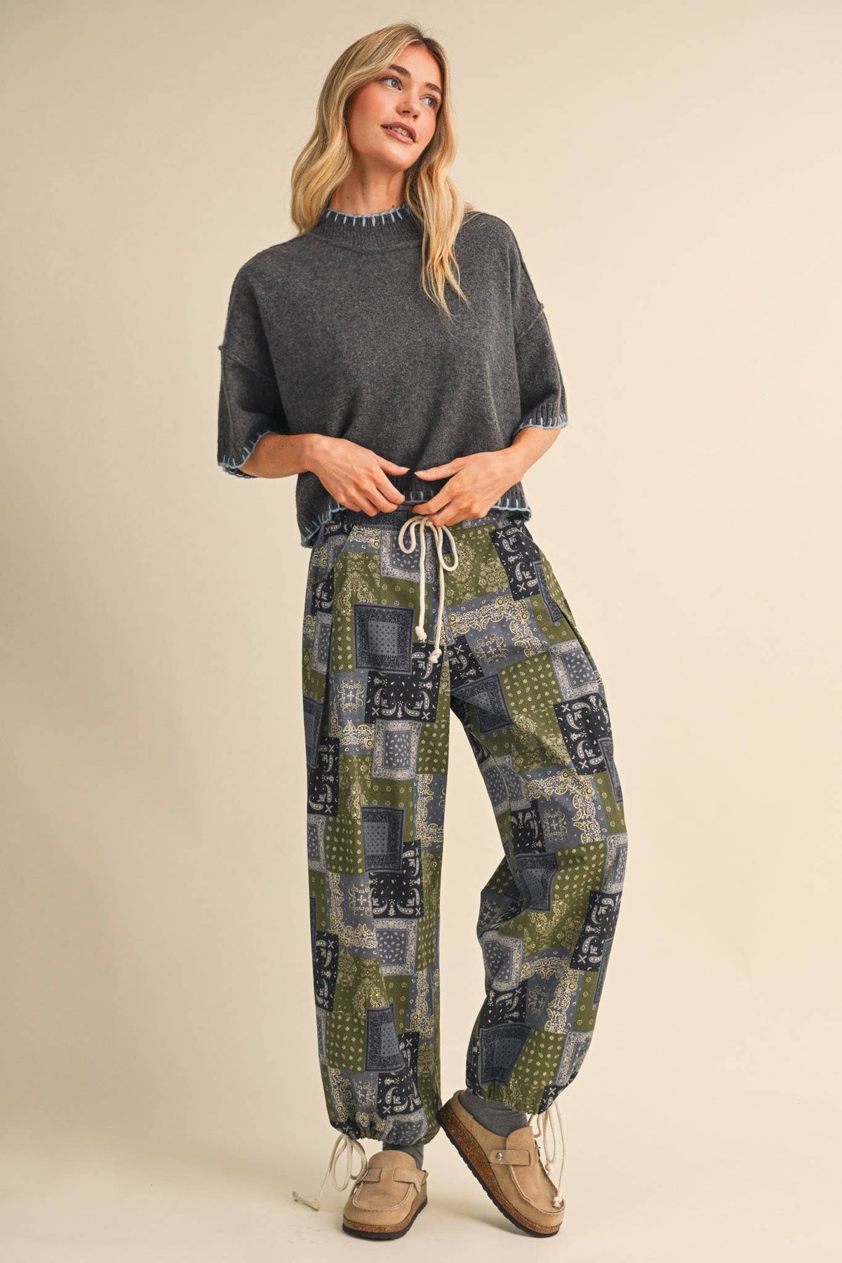 PATCHWORK BANDANA PRINT PLEATED PARACHUTE PANTS MP5392: OLIVE MULTI PAISLEY / L