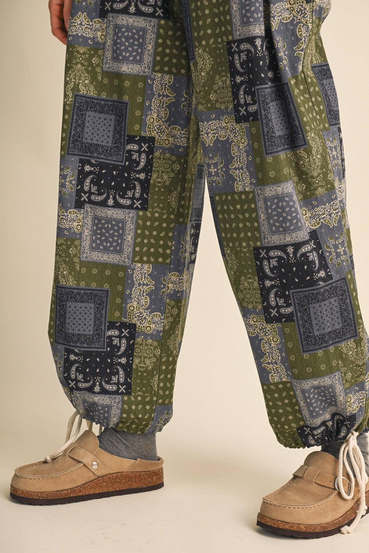 PATCHWORK BANDANA PRINT PLEATED PARACHUTE PANTS MP5392: OLIVE MULTI PAISLEY / L