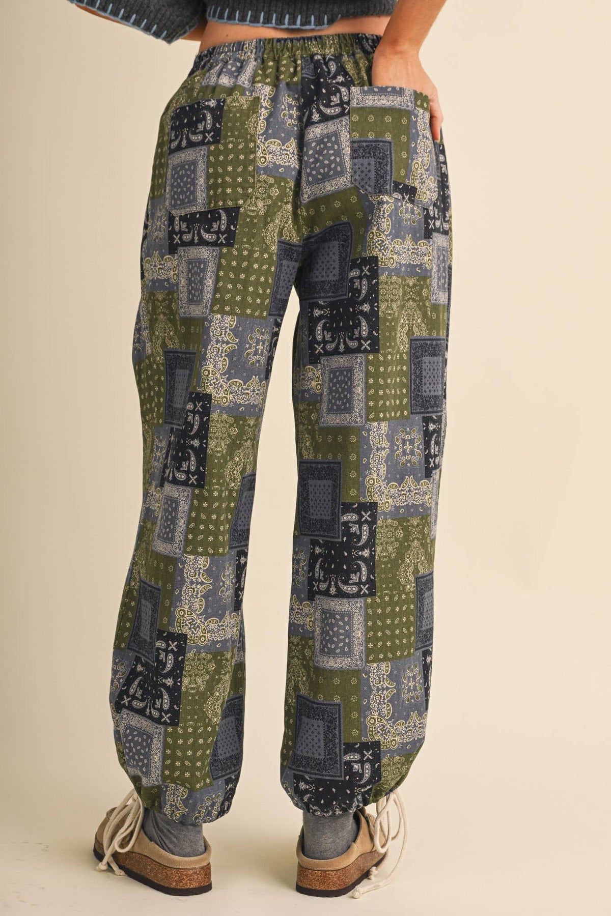 PATCHWORK BANDANA PRINT PLEATED PARACHUTE PANTS MP5392: OLIVE MULTI PAISLEY / S
