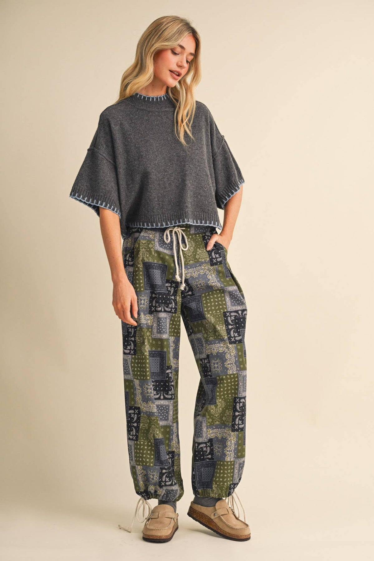 PATCHWORK BANDANA PRINT PLEATED PARACHUTE PANTS MP5392: OLIVE MULTI PAISLEY / S
